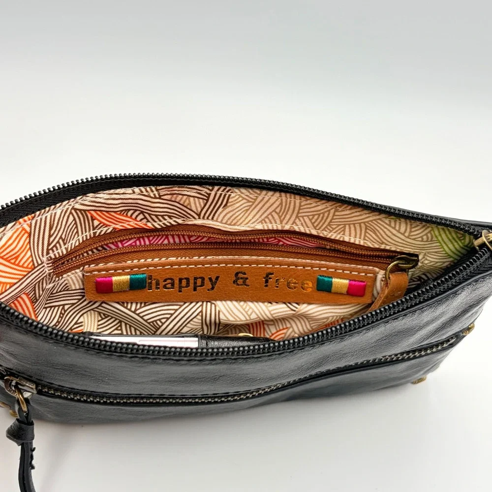 The SAK Sanibel Leather‎ Charging Wristlet Black Leather Top Zip Card Slots 8x5
